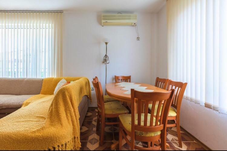 Duplex Apartments สวิติ วลัส ภายนอก รูปภาพ